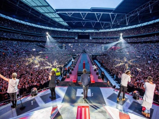 El 25 de abril de 2014 Louis, Liam, Zayn, Harry y Niall le dieron inicio al Where We Are Tour en Colombia. Ésta se marcó como su primera gira exclusiva de estadios. Tocaron 69 shows y se convirtió en el tour más exitoso de ese año. Terminó en octubre.<br/>