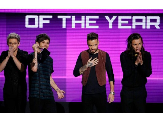 El 22 de noviembre, One Direction ganó el premio a Artista del Año por segundo año consecutivo en los American Music Awards. Ahí Louis anunció que se tomarían un descanso en 2016 de 18 meses. ¡Oh, éramos tan ilusos!