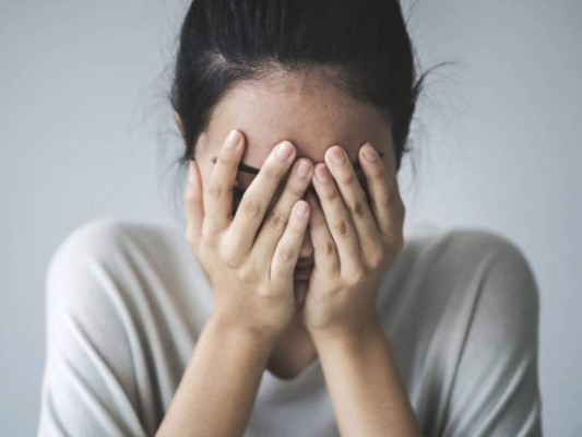 Estrés y ansiedad: El estrés y la ansiedad puede provocarnos durante la noche malos hábitos como el rechinar los dientes y, aunque no lo creas, esto hará que tu lengua se tense y se inflame.