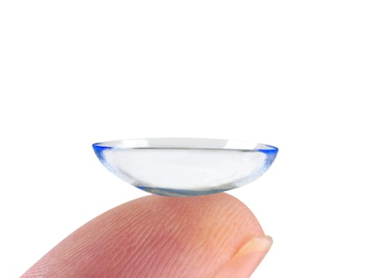 #4 No limpiar tus lentes de contacto a diario