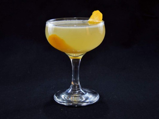 Between the Sheets: 1 oz. ron blanco,1 oz. cognac,1 oz. triple sec, 0.75 oz. jugo (zumo) de limón y hielo<br/>