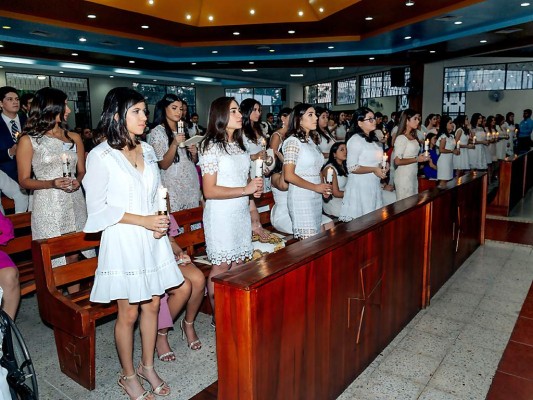 Alumnas de la Escuela Internacional Sampedrana que hicieron su confirmación.