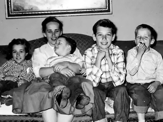 Joseph Robinette Biden Jr nació el 20 de noviembre de 1942 en Scranton, Pensilvania, en el seno de una familia católica de origen irlandés. Su padre fue un vendedor de botes en la década de los 30. Según relató en una entrevista al New York Times, nunca olvida los consejos de su padre, quien siempre le decía, ‘Campeón, la medida de un hombre no es qué tan seguido lo noquean, sino qué tan rápido se levanta’. Filosofía que según dice, mantiene hasta la actualidad.