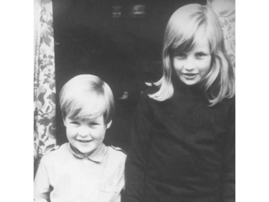 Diana Frances Spencer nació el 1 de julio de 1961, fue la cuarta de cinco hijos que tuvieron sus padres.