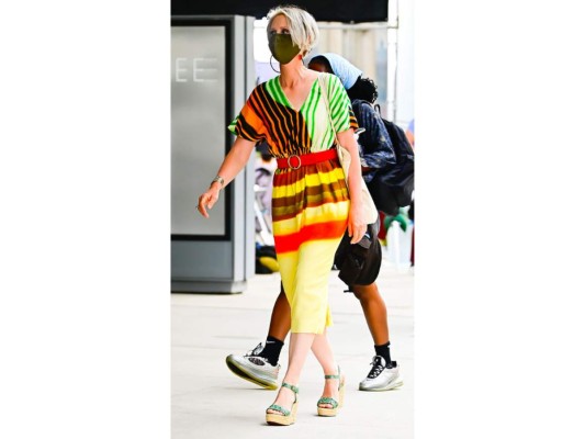 Miranda vuelve con más color! Los paparazzi capturaron a Nixon utilizando un vestido con patrón colorido con unas plataformas para no perder el glamour en la agitada vida del personaje.