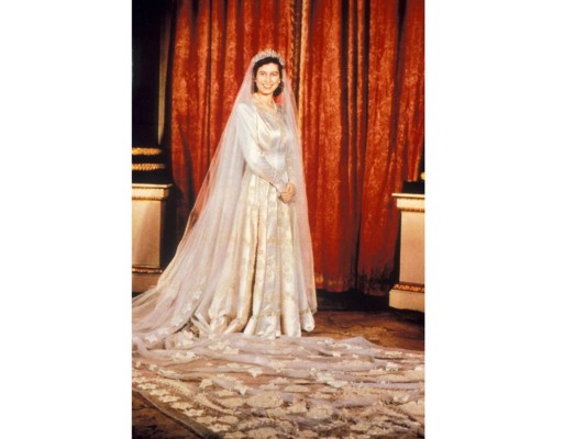 El vestido de la reina Isabel II en su boda con el Felipe de Edimburgo en 1946 llevaba 1.000 perlas importadas de decoración, hilo de plata y bordados de tul.