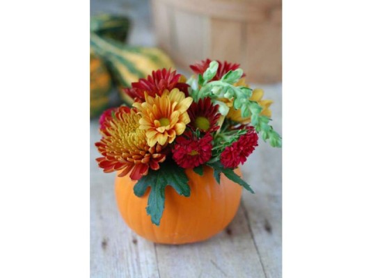 Detalles Originales<br/>Flower power. Si tu esquema es rustic chic, olvídate de las bases de vidrio y atrévete con otras propuestas como calabazas, que puedes cortar en la base superior y rellenarlas de flores silvestres de colores.