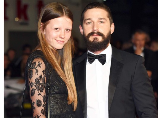 Shia LaBeouf y Mía Goth ahora son marido y mujer