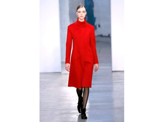 El rojo, uno de los colores insigne de la diseñadora venezolana, también tiñe la propuesta FW17 de la firma