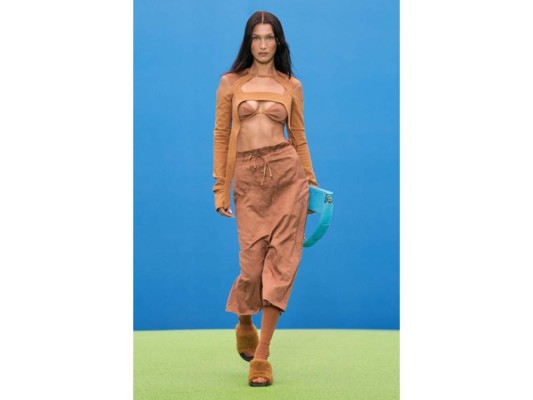 Bella Hadid también formó parte de la pasarela de la maison francesa con un monocromático en tonos cafés.