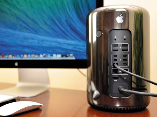 iMac Pro<br/>Apple no deja de sorprendernos con sus innova-doras propuestas año tras año. Ya anunció que tendrá listo para finales de diciembre el iMac Pro, el ordenador más potente en la historia de la mul-tinacional estadounidense. El paquete viene con una pantalla Retina 5K de 27 pulgadas, procesa-dores Intel Xeon de 8, 10 e incluso 18 núcleos, las tarjetas gráficas AMD Radeon Pro Vega con hasta 16 GB de memoria HBM2, 128 GB de memoria ECC, cuatro puertos Thunderbolt 3, cámara FaceTime 1080p y hasta 4 TB de almacenamiento SSD.