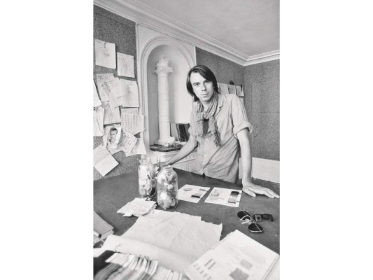 Thierry Mugler nació en Estrasburgo el 21 de diciembre de 1948. Se mudó a París en 1969, época en la que trabajó como fotógrafo y diseñó prendas para varios talleres de Santier.