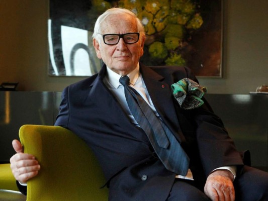 Pierre Cardin. <br/>El mundo de la moda perdió en 2020 a una de sus grandes personalidades del siglo XX. El modista nació en Italia pero vivió en Francia desde su niñez, falleció a los 98 años de edad, luego de haber trabajado desde los 14. Pierre fue uno de los pioneros del prêt-à-porter.