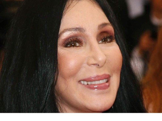La cantante estadounidense Cher, quién tiene una rivalidad de años con el presidente electo, fue un paso más allá y tuiteó cuando Trump Estaba en campaña: “Si él fuera electo, me mudaré a Júpiter”