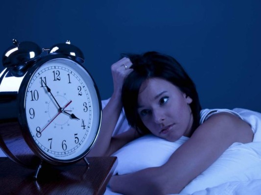 Si no puedes dormir, levántate: Busca una técnica de relajación que pueda provocar sueño o puedes elegir leer un libro.