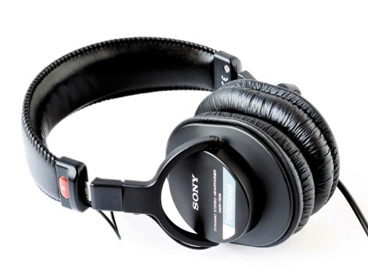 Sony MDR-7506<br/>Los audífonos MDR-7506 siguen marcando tendencia y es que desde su creación en la década de los 90, continúan arraigados en la preferencia de jóvenes y adultos por su sonido de alta calidad, confort y excelente reducción de ruidos externos.