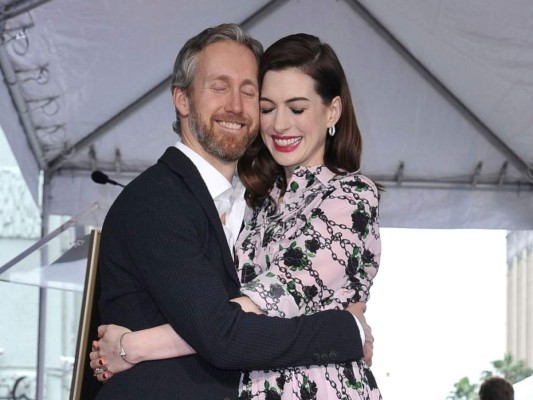 Anne Hathaway asegura que fue amor a primera vista. Se casó con su esposo, Adam Shulman en 2012. Recientemente recibieron a su segundo hijo.