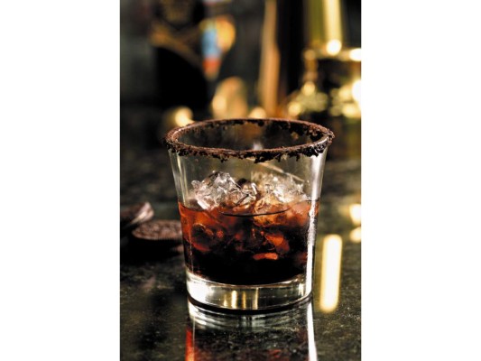 FDC CHOCOLATE SPRESSO<br/><br/>Ingredientes<br/>2 onzas de Flor de Caña Spresso<br/>1/2 onza de sirope de chocolate<br/><br/>Método de preparación: Shake<br/>Decoración: Escarchado con galleta de chocolate<br/>Cristalería: Vaso corto<br/>Top off de soda de limón<br/>Método de preparación: Machacado y agitado en<br/>coctelera<br/>Decoración: Twist de naranja y rama de albahaca<br/>Cristalería: Copa baja<br/><br/>PREPARACIÓN<br/>1/ En un plato pequeño tritura un paquete de galletas de chocolate hasta crear un reducido polvillo que escarcharás mojando la orilla del vaso.<br/>2/ Agrega hielo al gusto.<br/>3/ Luego, en una coctelera pon un cuarto de hielo, vierte el sirope de chocolate y el Flor de Caña y agita por 15 segundos hasta mezclar bien.<br/>4/ Sirve en el vaso previamente escarchado y disfruta.<br/>