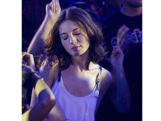Cómo olvidar la escena que Babi se escapa para buscar a Hache en la discoteca. Cuando lo ve a lo lejos, baila sensualmente para captar su atención. Si siempre has querido saber el nombre de la melodía, es: 'Tormenta de Arena-Dorian'.