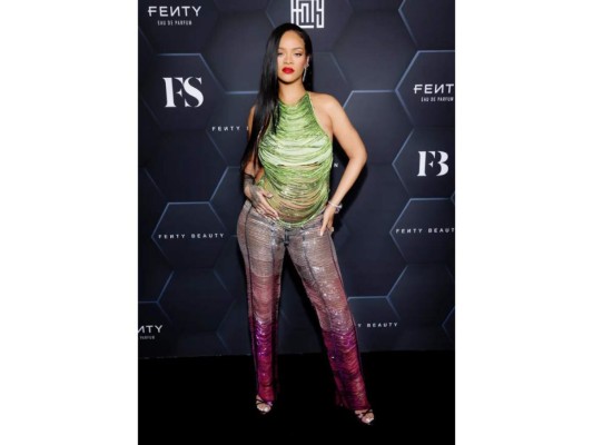 Rihanna le encanta lucir esos looks donde se muestra absolutamente todo su despampanante cuerpo.