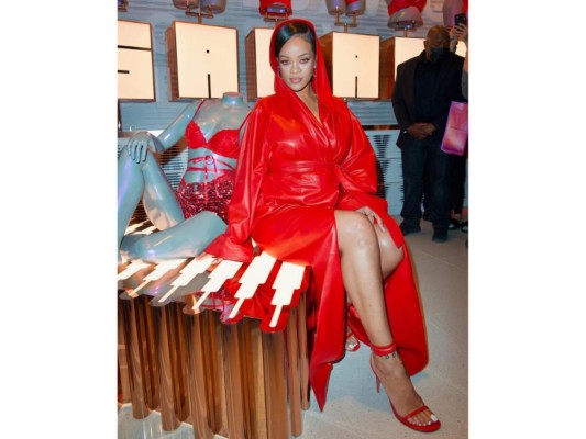 Brillante, así lució la cantante cuando visitó una de sus tiendas Fenty, con un conjunto de capucha roja con efecto de cuero color rojo que le permitía enseñar sus piernas.