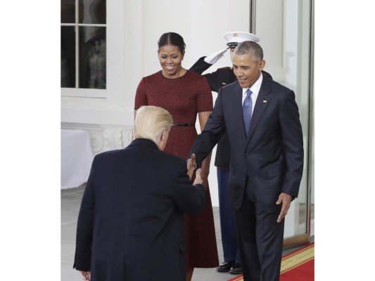 Barack Obama, acompañado de su esposa, saluda al presidente electo Donald Trump a su llegada a la Casa Blanca