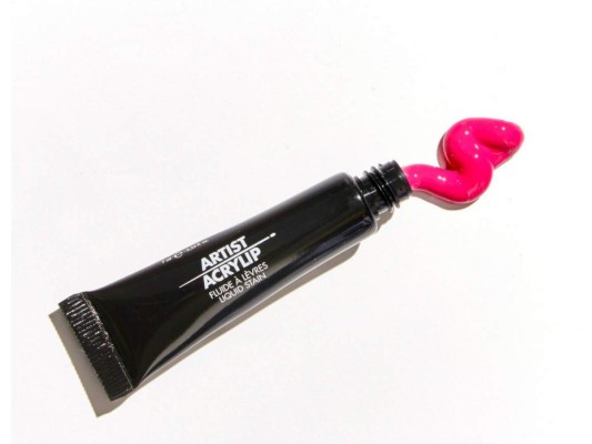 Make Up For Ever Artist Acrylip. Una fórmula inspirada en los acrílicos de los artistas para un intenso color líquido en los labios.