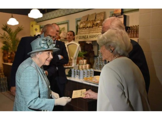 El recorrido de la Reina Isabel II por el supermercado Sainsbury