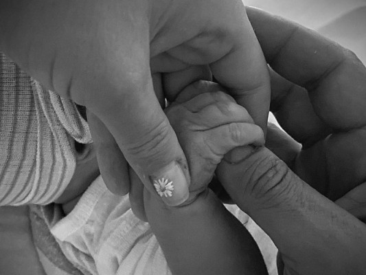 Katy Perry y Orlando Bloom<br/>La famosa cantante y el exitoso actor acaban de recibir al su pequeña Daisy Dove, la pareja público una imagen de sus manos junto a la del “nuevo paquete de alegría” así se refirieron a la bebé en la publicación hecho por Unicef.