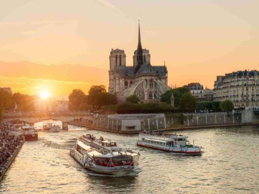 La construcción de Notre Dame en la Île de la Cité, una pequeña isla en el centro de París rodeada por las aguas del río Sena duró 182 años. Comenzó en el 1163 y se concluyó en el 1345