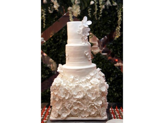 Pastel de boda en varios niveles, con cobertura de fondant. elaborado por Martha Oliva de The Cake House.