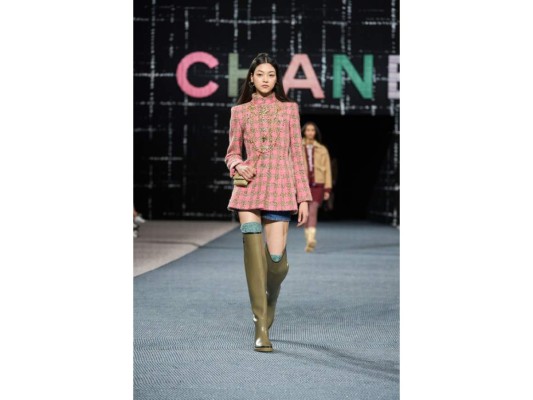 Confirmada la temporada del tweed en la pasarela de Chanel Otoño/invierno 2022