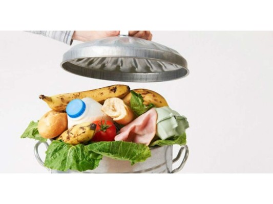 Evita desperdiciar la comida: Lo menos sostenible es tomar la decisión de tirar la comida; si desechas un alimento lo habrás desperdiciado por completo.