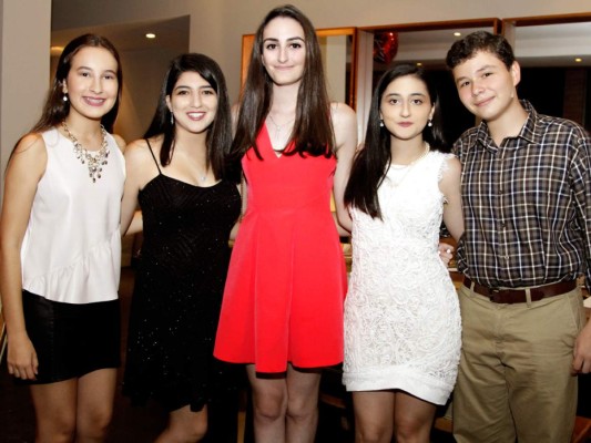 Fiesta para celebrar los 15 años de Paola Isaias