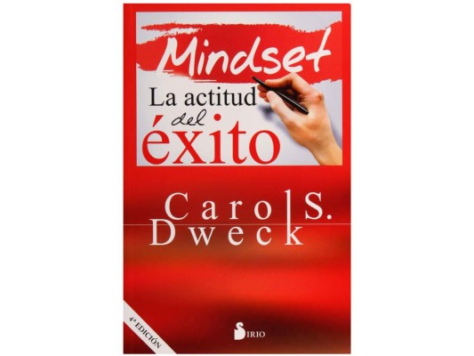 MINDSET: LA NUEVA PSICOLOGÍA DEL ÉXITO BY CAROL S. DWECK. La autora nos enseña como las creencias sobre nuestras habilidades influyen en nuestra vida. Mindset es la capacidad de asumir los defectos, perseverar y creer que un cambio de personalidad es posible. Es salir de nuestra zona de confort para evolucionar. Todo esto es lo explica con interesantes ejemplos sobre las diferencias entre la mentalidad fija y la mentalidad de crecimiento. Una herramienta valiosa en esta etapa de dificultad en la que dudamos incluso de nuestras propias capacidades para sobrellevar la crisis provocada por la pandemia.