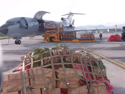 Evita los alimentos transportados por avión: Lo mejor siempre será evitar todo lo posible aquellos alimentos que hayan sido transportados en este tipo de transporte ya que son los que tienen una huella de carbono mayor por kilo de producto.