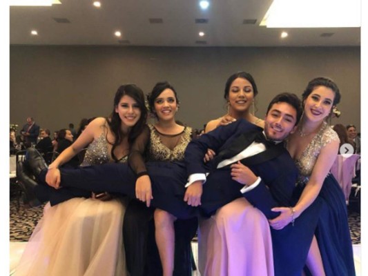 La pose de sostenerse unos con otros es especialmente utilizada por aquellos amigos con un fuerte lazo de amistad en común