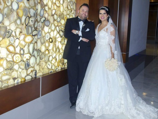 Los felices novios casados Ernesto Lardizabal Rosales y María Gabriela Montalván Solórzano.