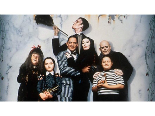 La Familia Addams. Una familia gótica y tenebrosa es cliente de un abogado desleal que quiere quitarles su fortuna. <br/>¿Lo permitirán los Addams?