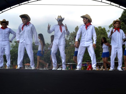 Academia Americana celebra Festival Folclórico Internacional