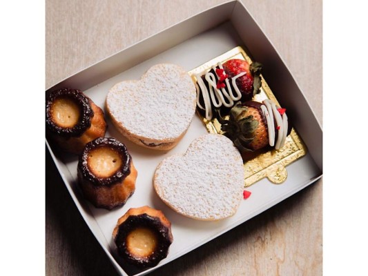 Mini dessert box con canneles, chilenas y fresas cubiertas con chocolate by @tarte_honduras