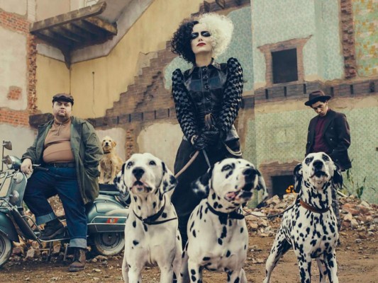 7. Cruella es cruel, pero tan condenadamente inteligente, poderosa, soñadora, creativa, fashionista y un poco loca que le perdonas cualquier cosa horrible que haga. Hace falta una actriz poderosa para conseguir un resultado como el que verás en esta película y Emma Stone es más que poderosa.