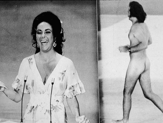 En 1974 Robert Opel, activista por los derechos de LGBTQ, apareció en el escenario corriendo completamente desnudo mientras hacia el signo de paz, un momento que definitivamente queda para recordarlo con mucha gracia.