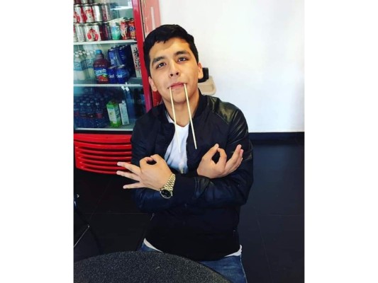 Fue a los 14 años cuando decidió comenzar a desarrollarse como compositor, siendo estudiante del sistema educativo Muñoz Campus Caborca. Optó por mudarse al puerto de Mazatlán e iniciar su carrera musical cantando en bares y restaurantes con el apoyo de sus padres.