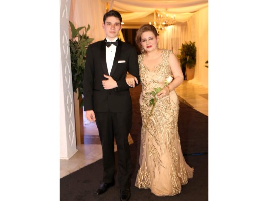 Desfile de padres y seniors DelCampo International School