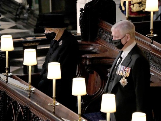 La reina Isabel II y a su izquierda su hijo Andrés durante la ceremonia oficiada por el arzobispo de Canterbury (Photo by Yui Mok / POOL / AFP)