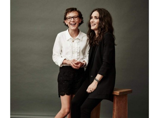 4. Su referente de interpretación es su compañera de reparto, Winona Ryder, quien le obsequió un anillo de cumpleaños.