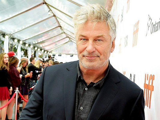 Alec Baldwin niega acusaciones de golpear a conductor en estacionamiento