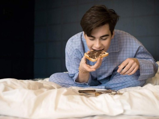 Ten una dieta equilibrada: Tu cena puede influir en tu sueño, por lo que asegúrate de comer comidas ligeras y mantén siempre los mismos horarios para cenar.