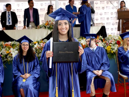 Entrega de títulos de la Discovery School